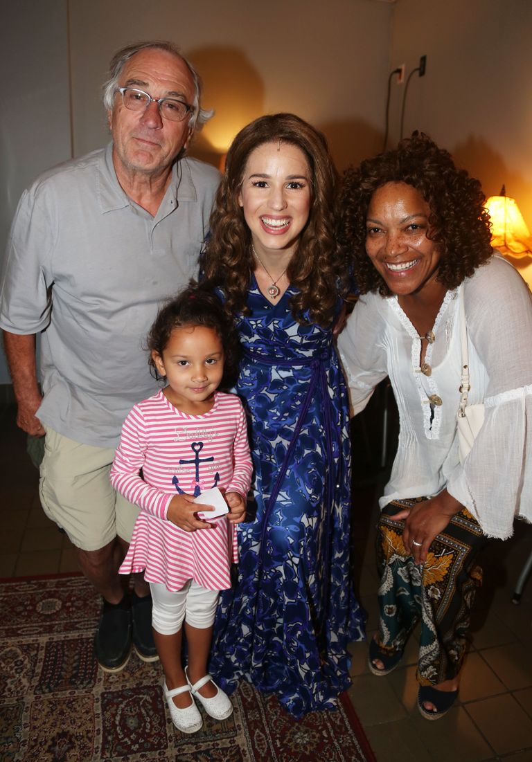 L'acteur Robert De Niro, sa fille Helen Grace, Chilina Kennedy dans le rôle de "Carole King" et l'actrice Grace Hightower De Niro posant dans les coulisses de la comédie musicale "Beautiful" de Carole King à Broadway au Stephen Sondheim Theatre le 2 septembre 2015 à New York | Source : Getty Images