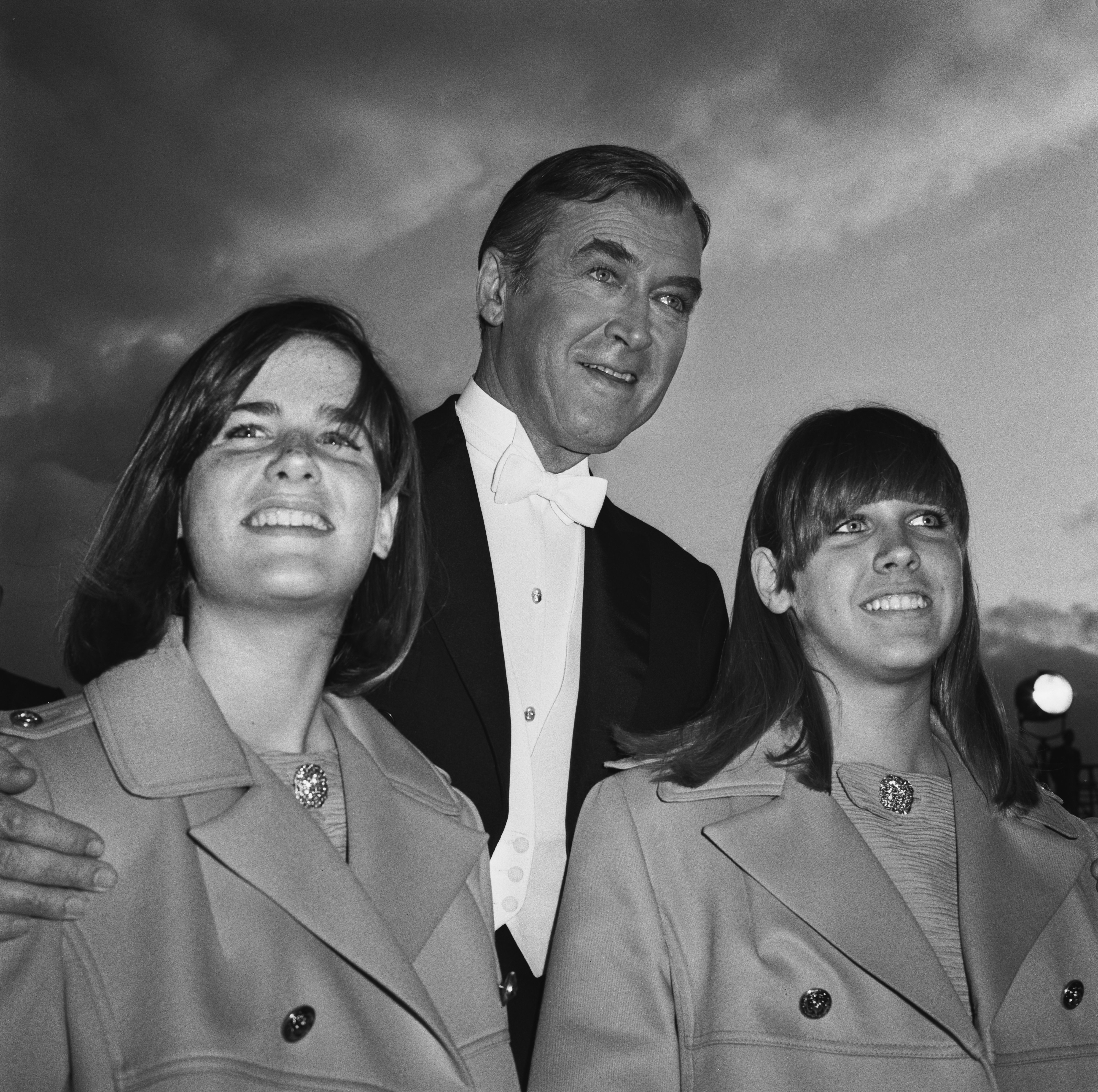 James Stewart and his twin daughters Judy and Kelly at the 39th Academy Awards in Santa Monica, Los Angeles, on April 10, 1967 | Source: Getty Images