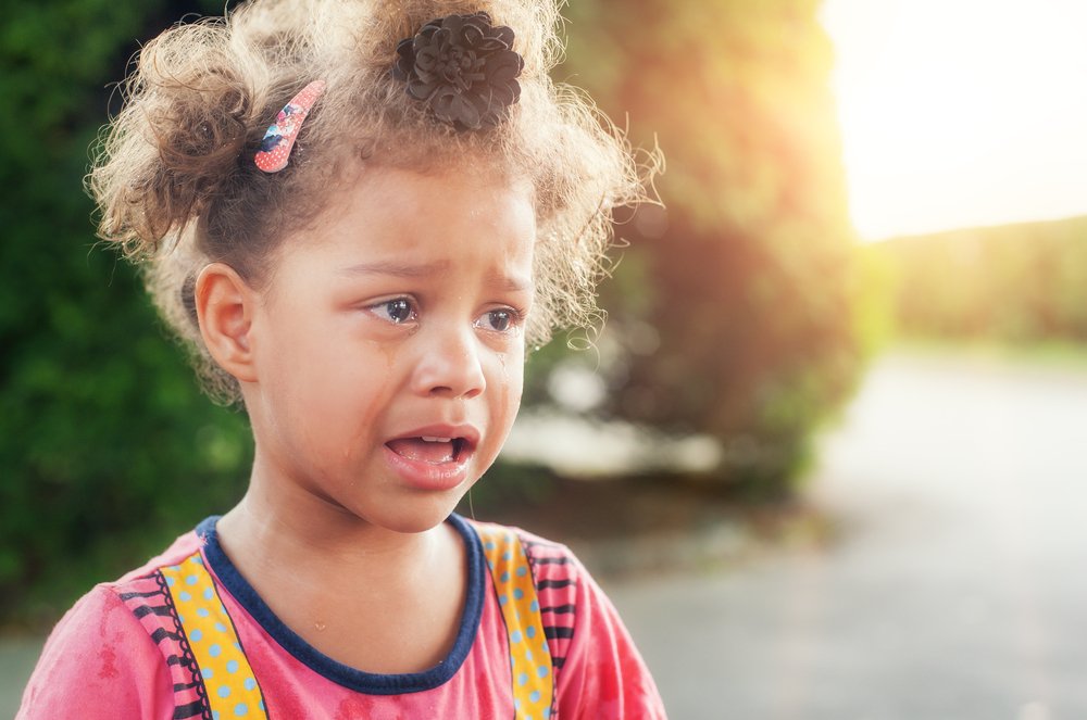 Une petite fille en larmes | Source : Shutterstock