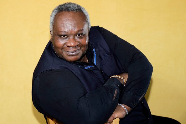 Magloire pose lors d'une séance de portrait à Paris. |Photo : Getty Images