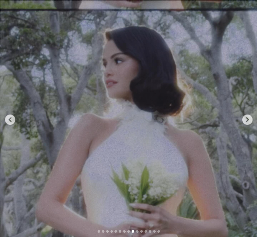 Selena Gomez is with her bouguet of flowers, from a post dated September 28, 2205 | Source: Instagram/selenagomez