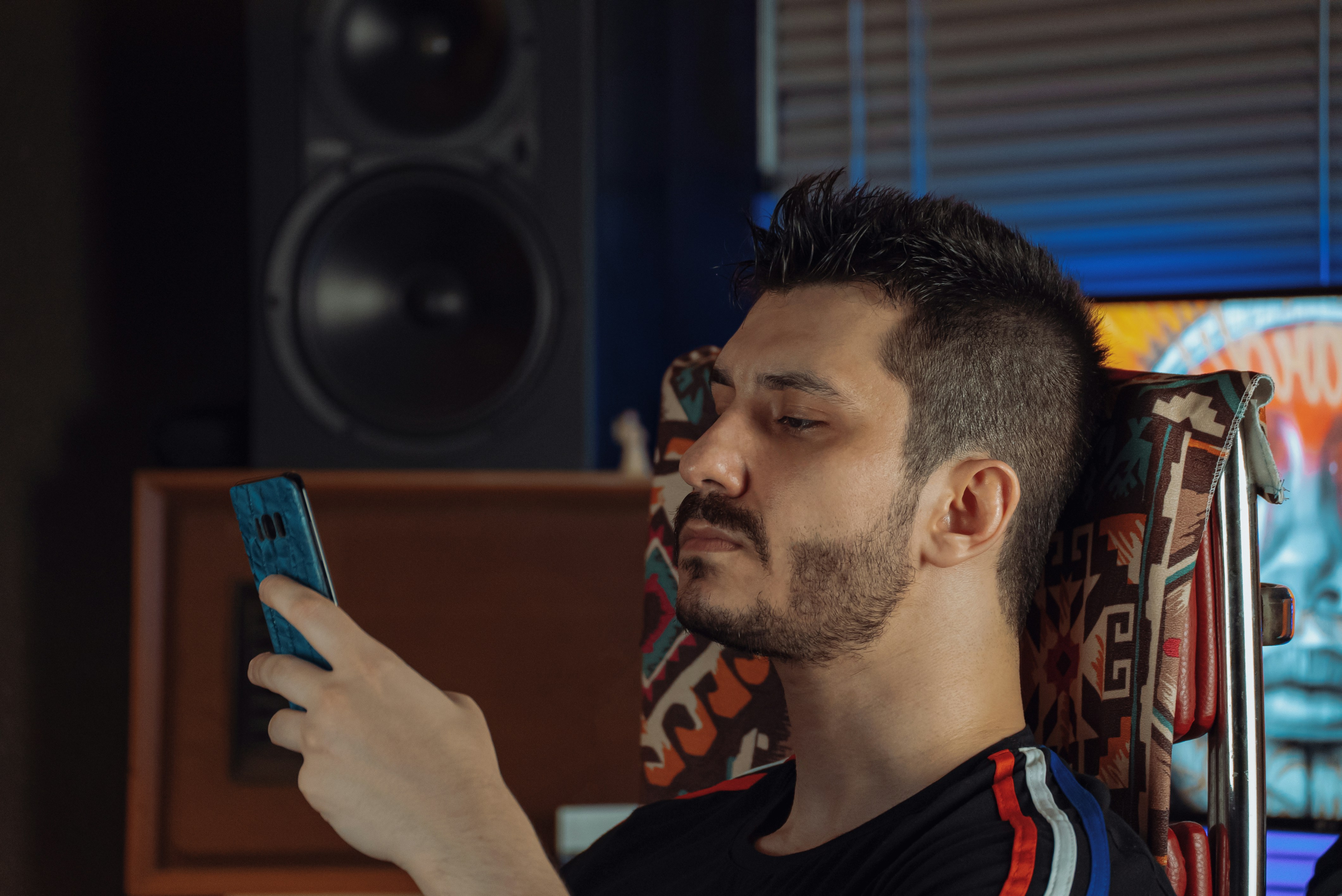 Man using a cellphone | Source: Unsplash