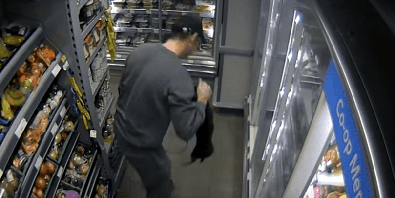 Un homme prend un chien par le cou | Photo : Youtube / Bla Bla Bla 1