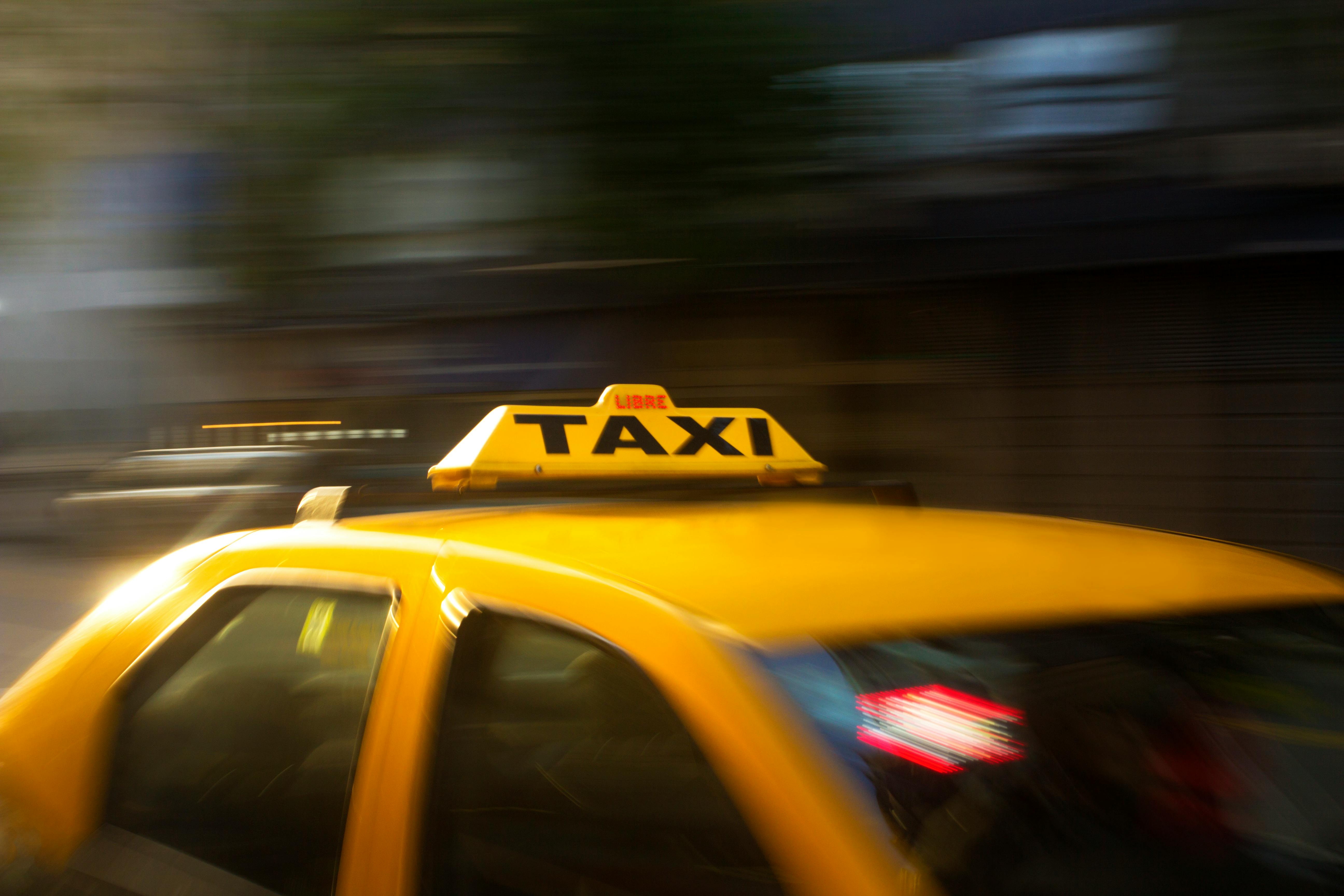 A taxi in fast motion | Source: Pexels