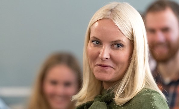 La princesa heredera Mette Marit de Noruega asiste a la inauguración de la Galería Normisjon Recycling Shop el 09 de marzo de 2017 en Oslo, Noruega. | Foto: Getty Images La princesa heredera Mette Marit de Noruega asiste a la inauguración de la Galería Normisjon Recycling Shop el 09 de marzo de 2017 en Oslo, Noruega. | Foto: Getty Images