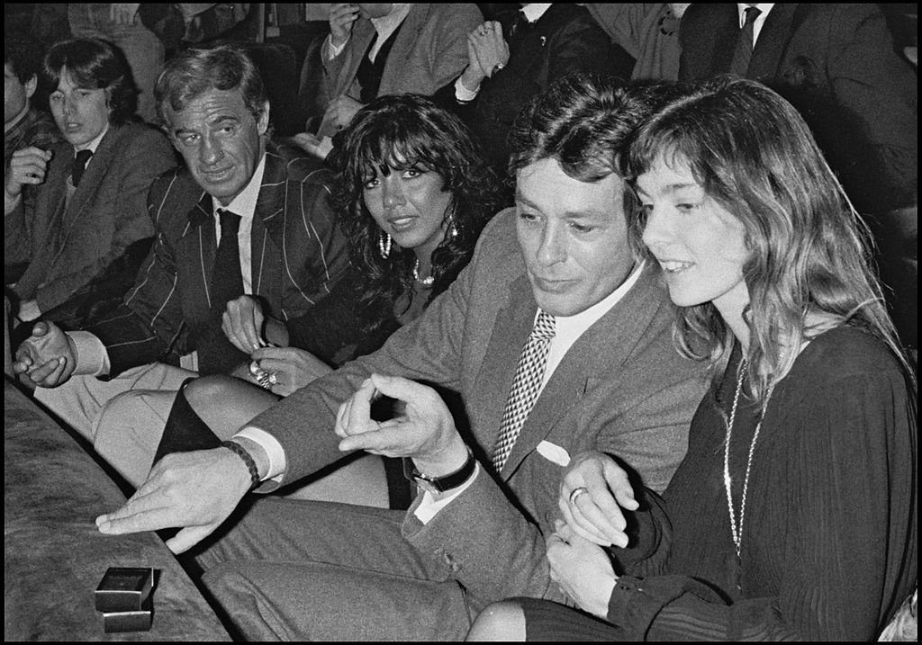 Alain Delon, Anne Parillaud, Jean-Paul Belmondo et Carlos Sotomayor à Paris en 1983. l Source : Getty Images