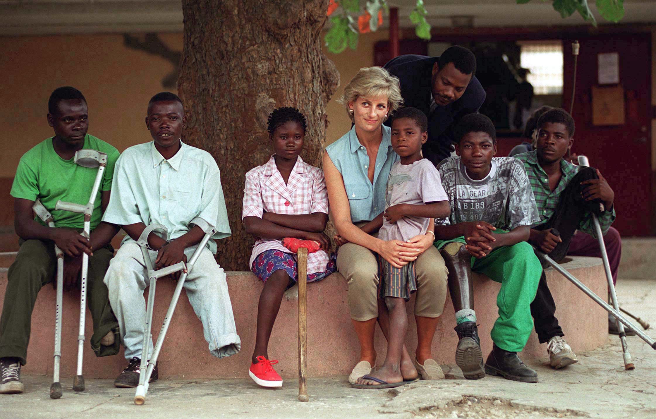 Princess Diana  with children injured by mines at Neves Bendinha Orthopaedic Workshop in Luanda, Angola on January 14, 1997 | Source: Getty Images