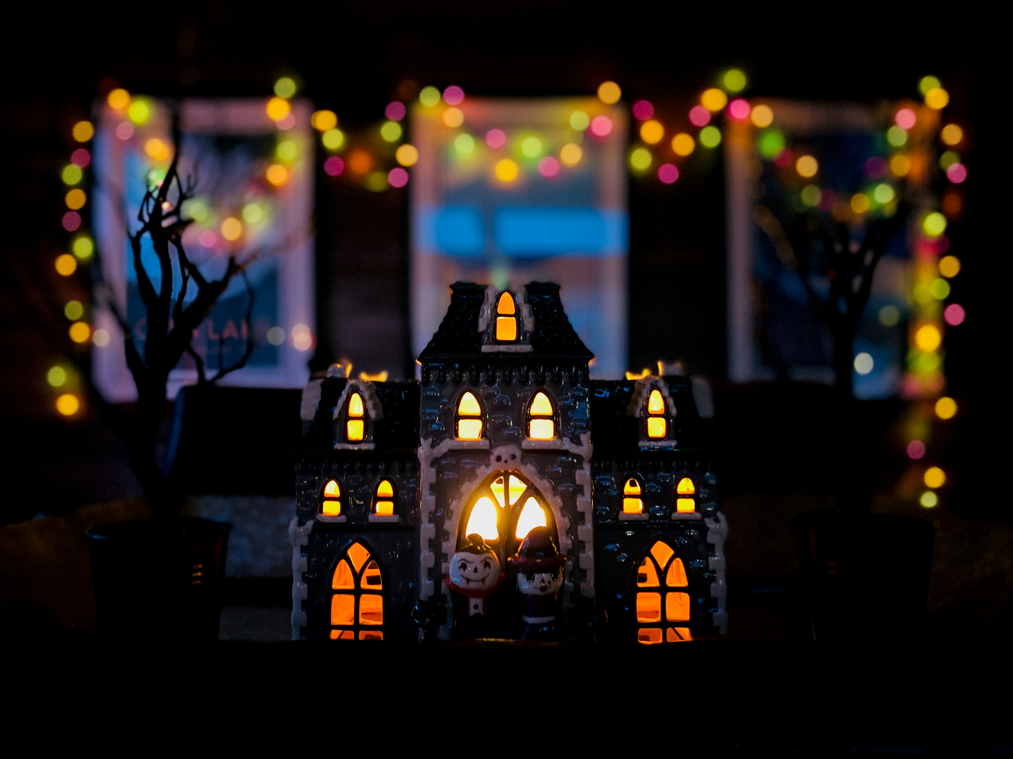 A house decorated for Halloween | Source: Unsplash