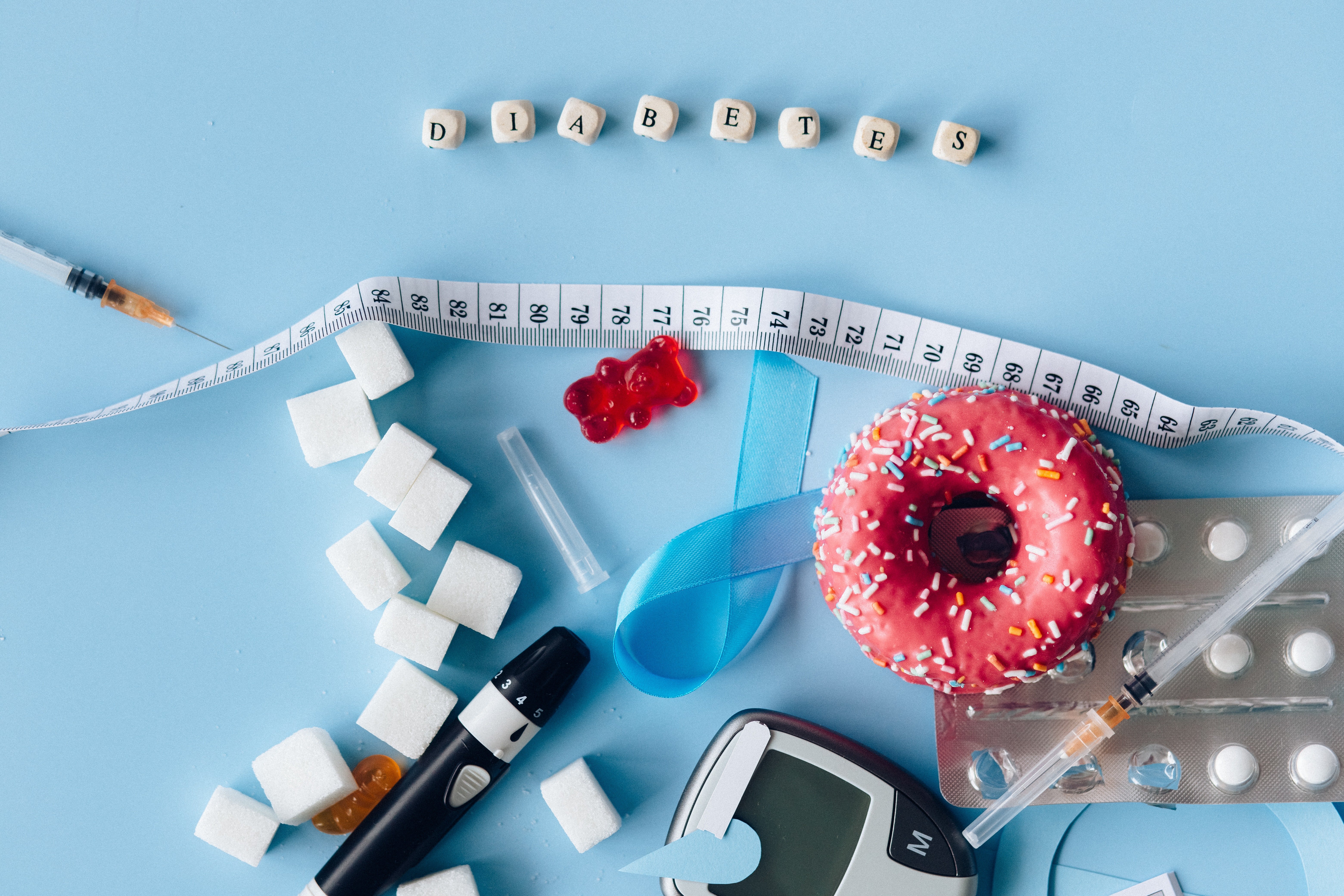 Alimentos azucarados, dispositivos médicos y medicamentos para la diabetes. | Foto: Pexels