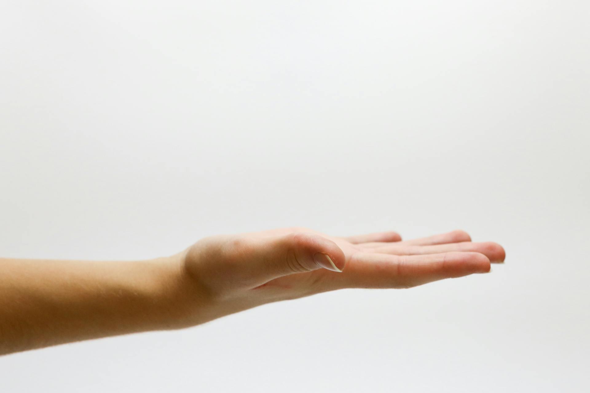 A hand asking for money | Source: Pexels