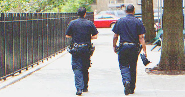 Dos policías caminando por una acera. | Foto: Shutterstock