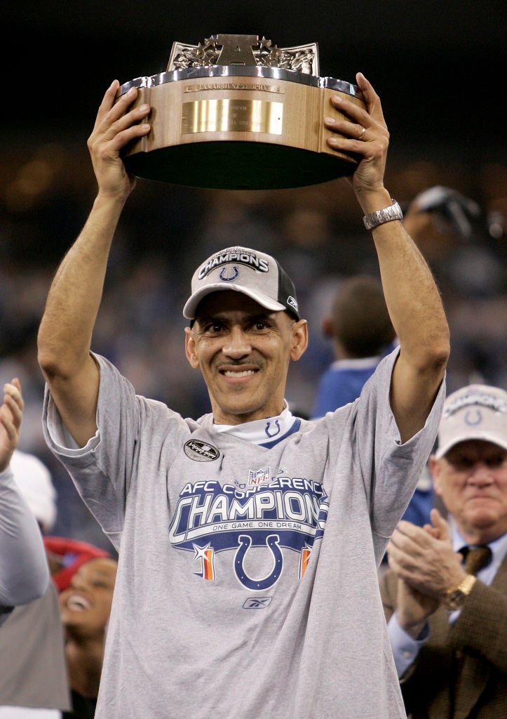 Tony Dungy raises the AFC Championship trophy after the Colts defeated the New England Patriots 38-34 during the AFC Championship game in Indianapolis, Indiana, Sunday, January 21, 2007 | Photo: GettyImages
