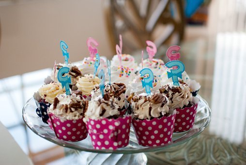 A gender reveal cake for an expecting couple | Photo: Getty Images