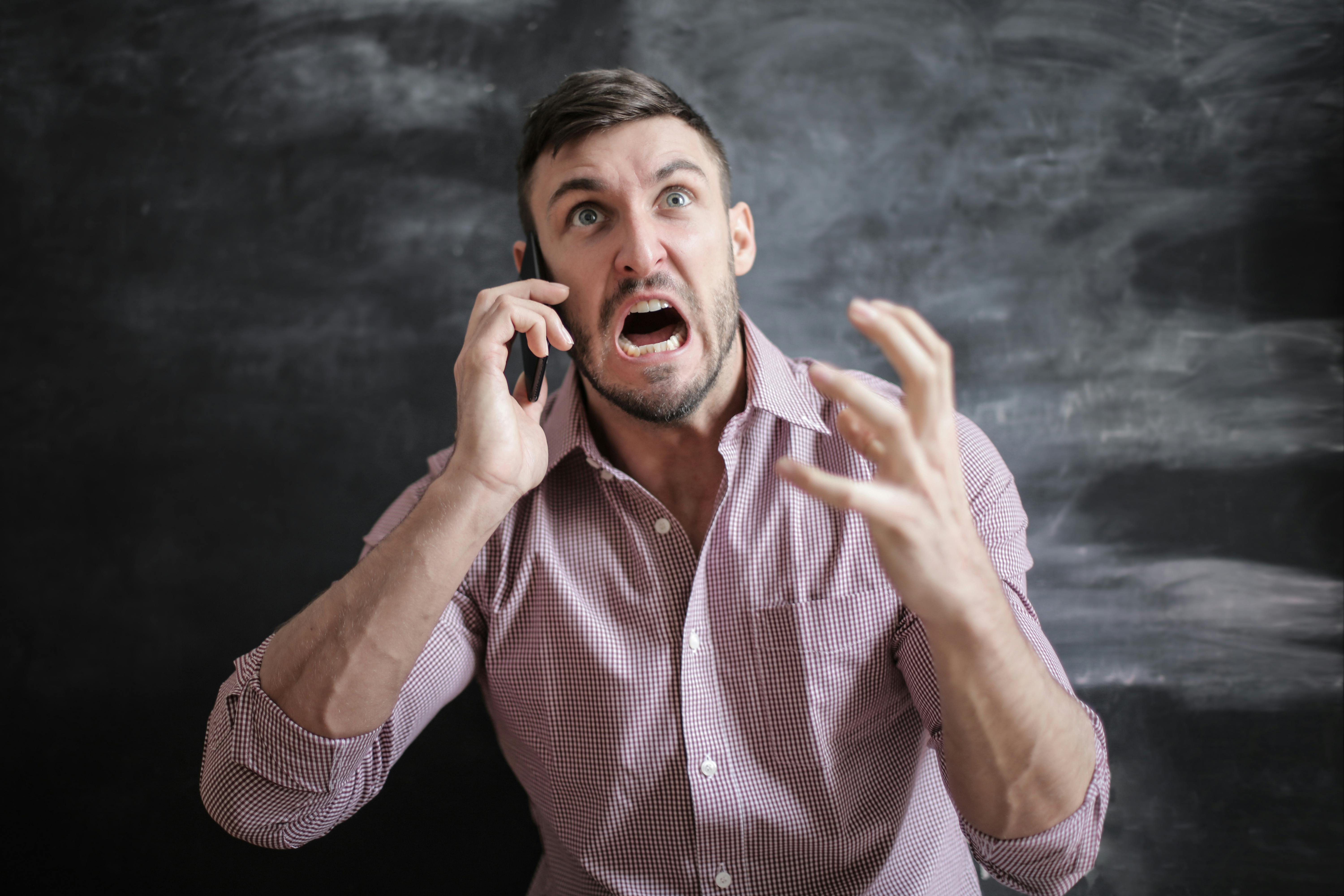 An angry man shouting while on the phone | Source: Pexels