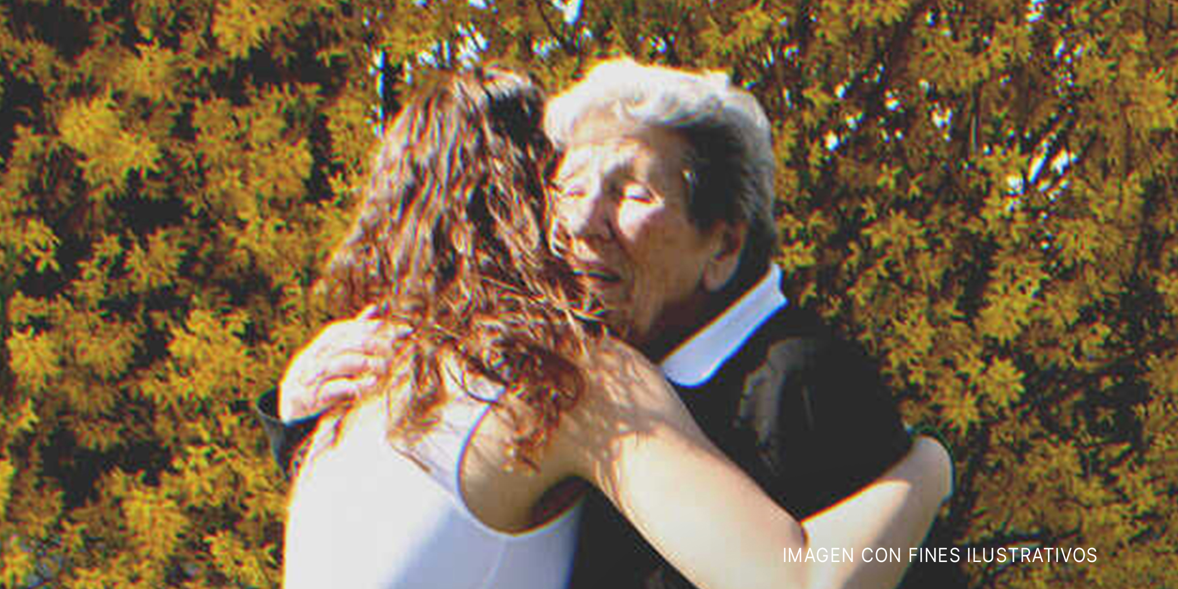 Mujer joven abraza a señora mayor. | Foto: Flickr.com/Laura H-B (CC BY-SA 2.0)