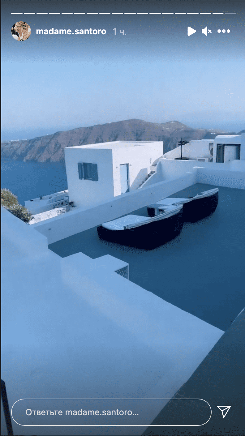 La famille Santoro est arrivée à Santorin hôtel de luxe avec piscine