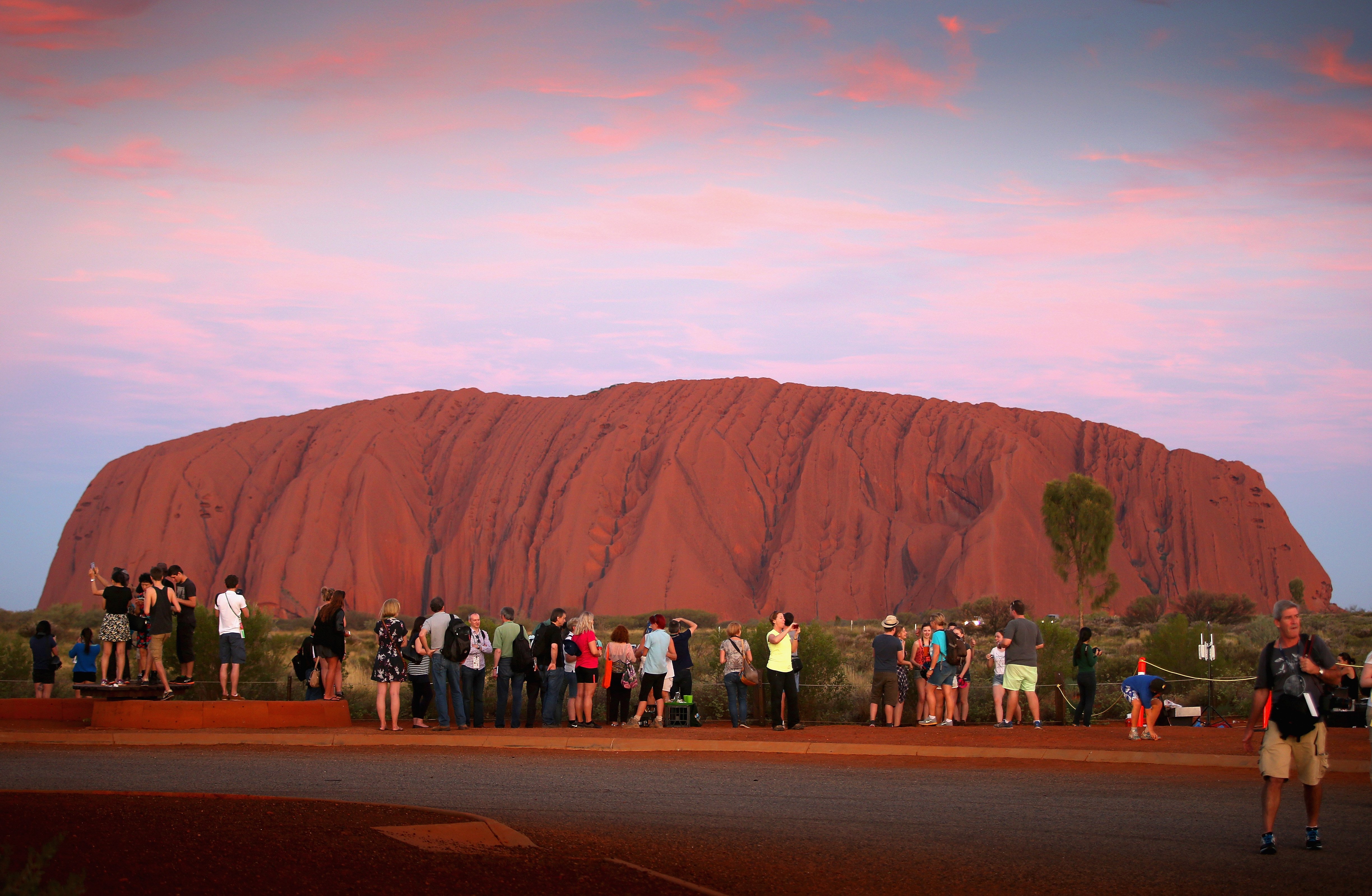 Turistas fotografían el Parque Nacional Uluru-Kata Tjuta en Australia || Fuente: Getty Images Turistas fotografían el Parque Nacional Uluru-Kata Tjuta en Australia || Fuente: Getty Images