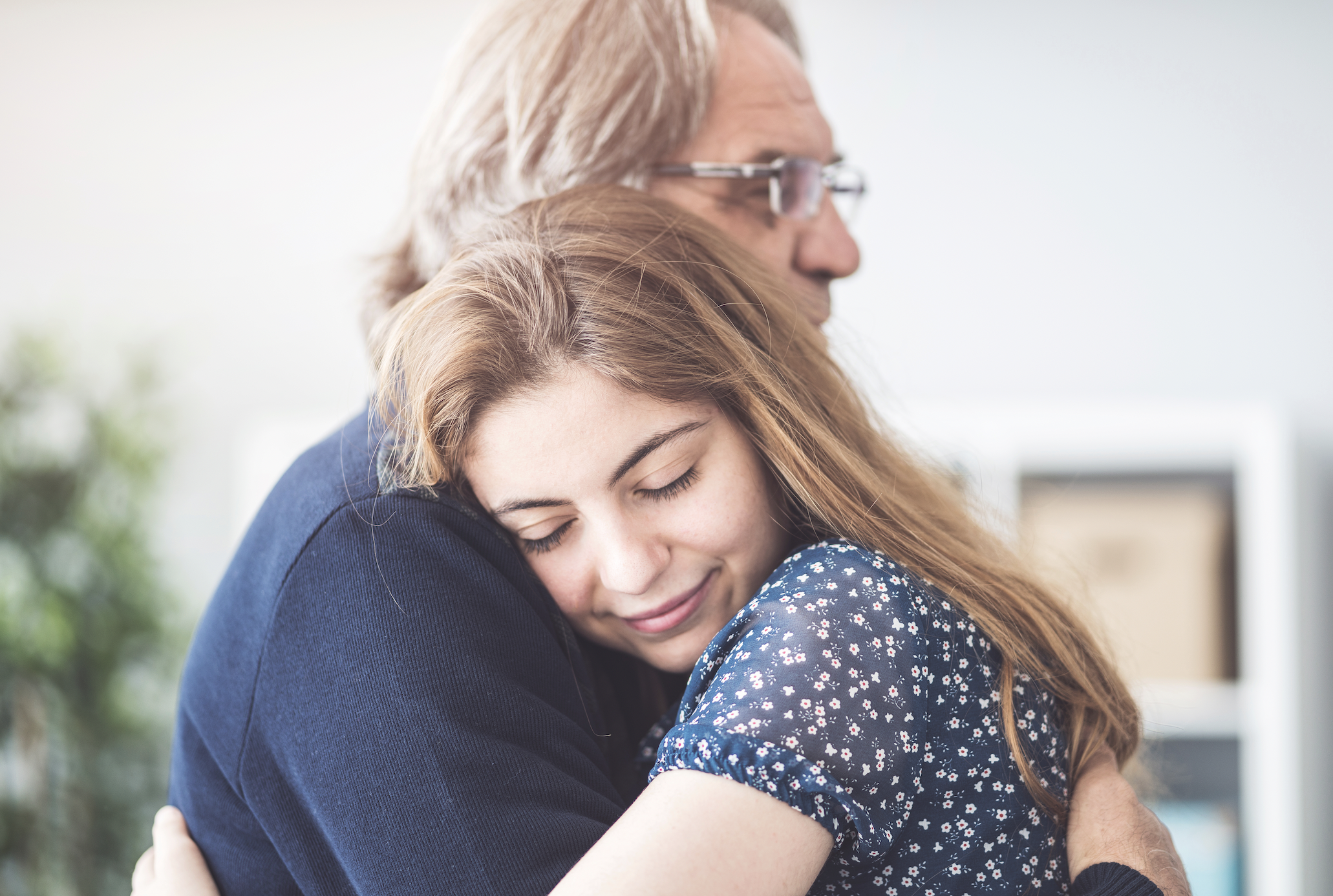 Dad hugs his daughter | Source: Shutterstock
