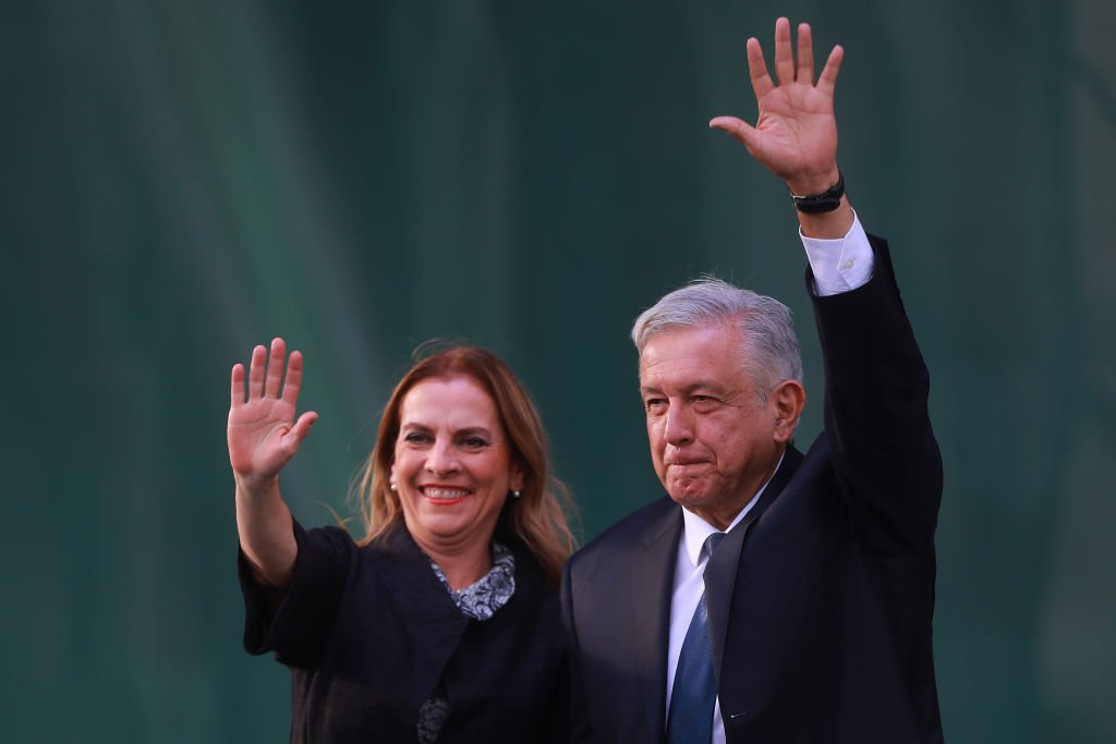 Andrés Manuel López Obrador y su esposa Beatriz Gutiérrez saludan tras ceremonia para celebrar el primer aniversario de su administración.| Fuente: Getty Images Andrés Manuel López Obrador y su esposa Beatriz Gutiérrez saludan tras ceremonia para celebrar el primer aniversario de su administración.| Fuente: Getty Images