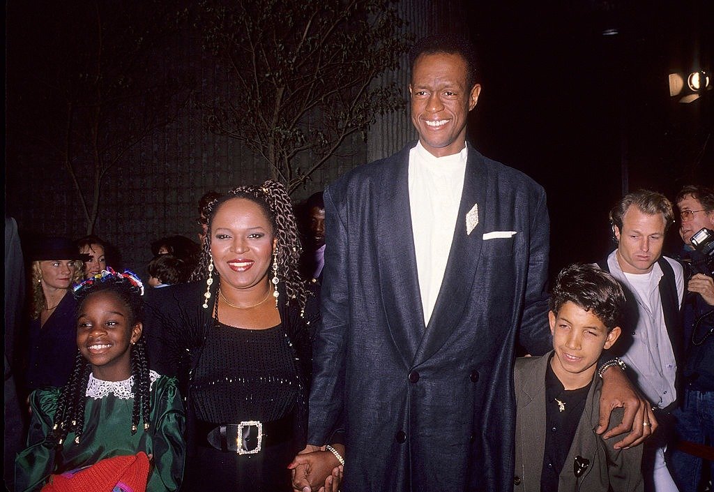 Alaina Reed, Kevin Peter Hall and children attend the "Predator 2" Westwood Premiere on November 19, 1990 at the Avco Center Cinemas in Westwood, California | Photo: Getty Images