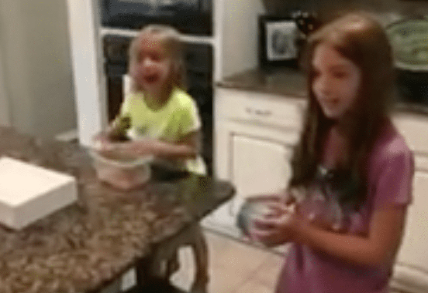 Sisters are speechless when they see their new baby sister. | Source: facebook.com/M Shane Pruitt