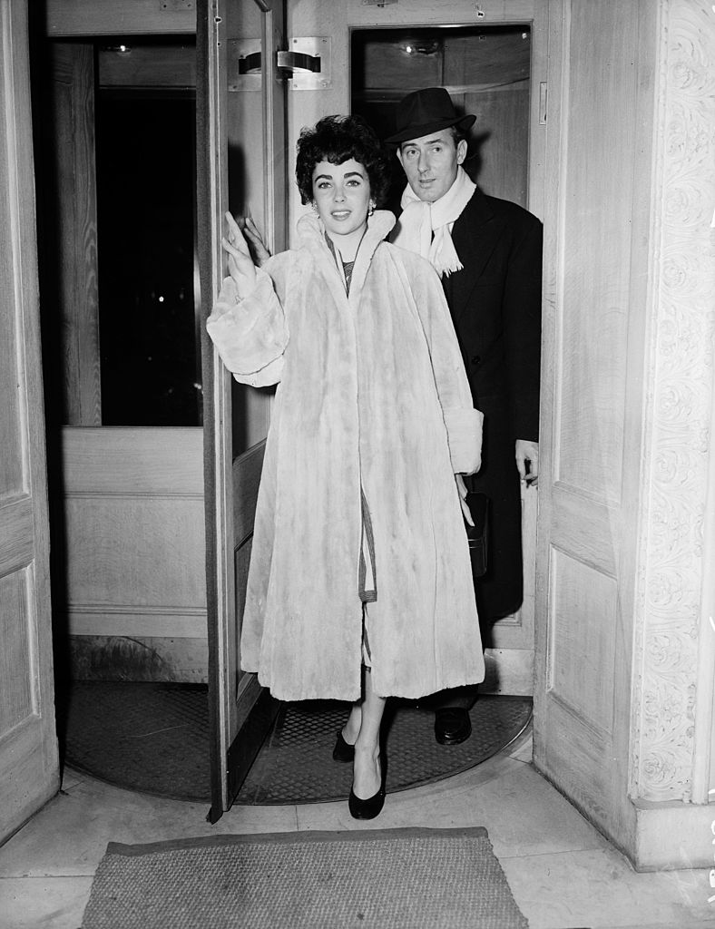 Elizabeth Taylor con su esposo Michael Wilding el día antes de su boda en Caxton Hall. | Foto: Getty Images
