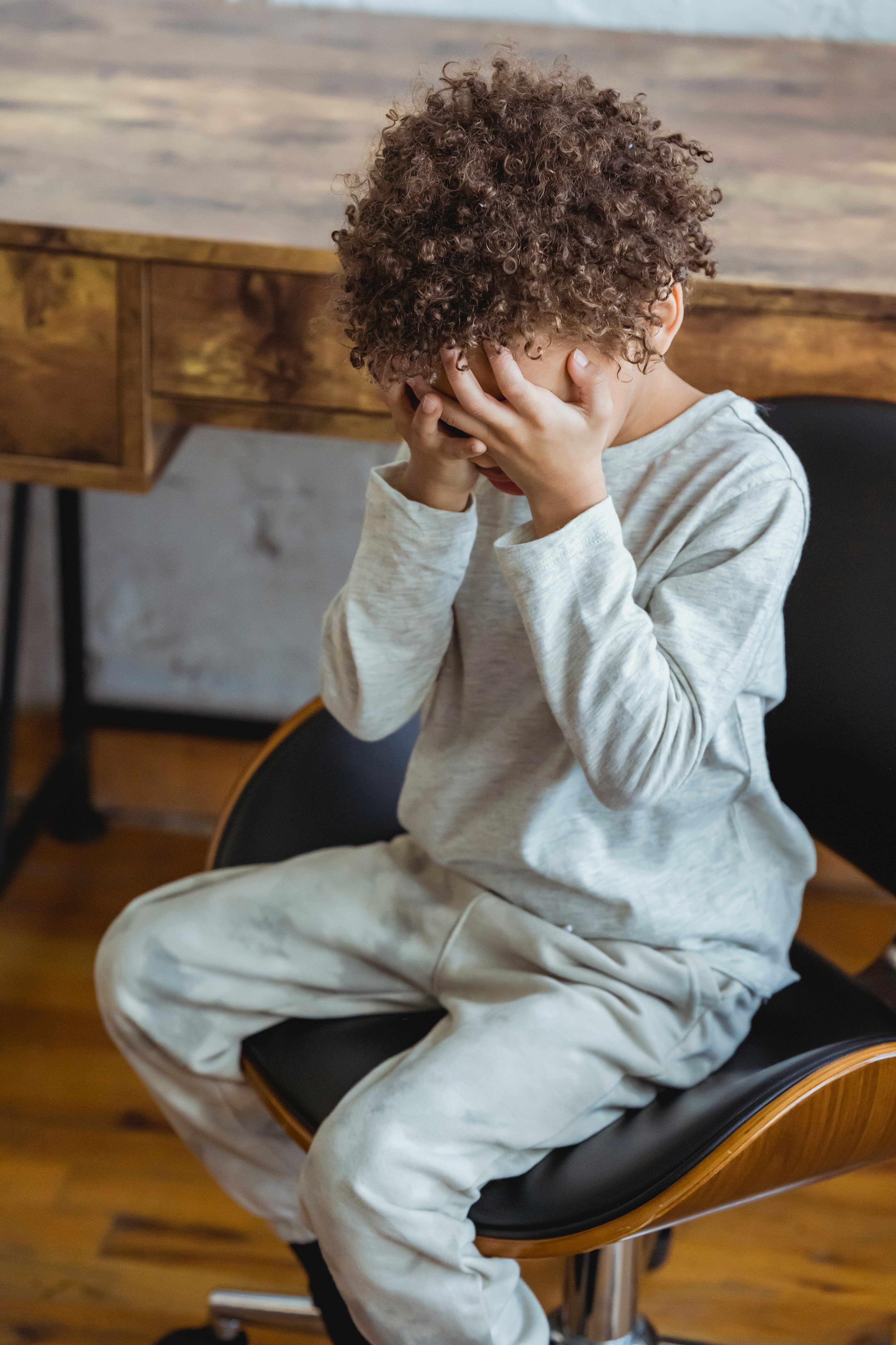 Un petit garçon déprimé. | Photo : Pexels