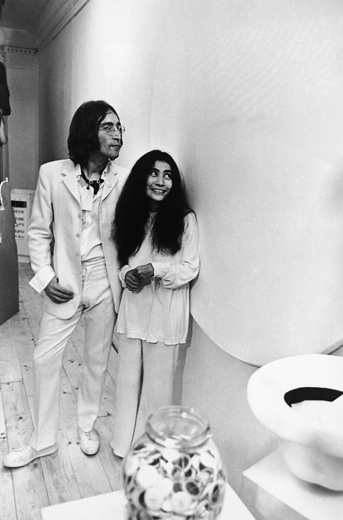 John Lennon et Yoko Ono à l'ouverture de l'une de ses expositions le 1er juillet 1968. l Source : Getty Images John Lennon et Yoko Ono à l'ouverture de l'une de ses expositions le 1er juillet 1968. l Source : Getty Images