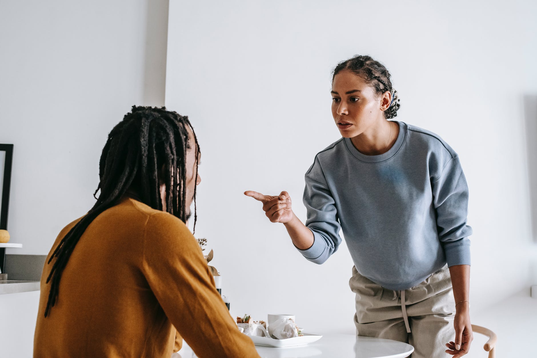 Woman threatening not to invite her brother | Photo: Pexels