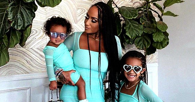 Royalty La Hija De Chris Brown Deslumbra Con Vestidos Turquesa A Juego Con Su Hermana Pequena Y Su Mama