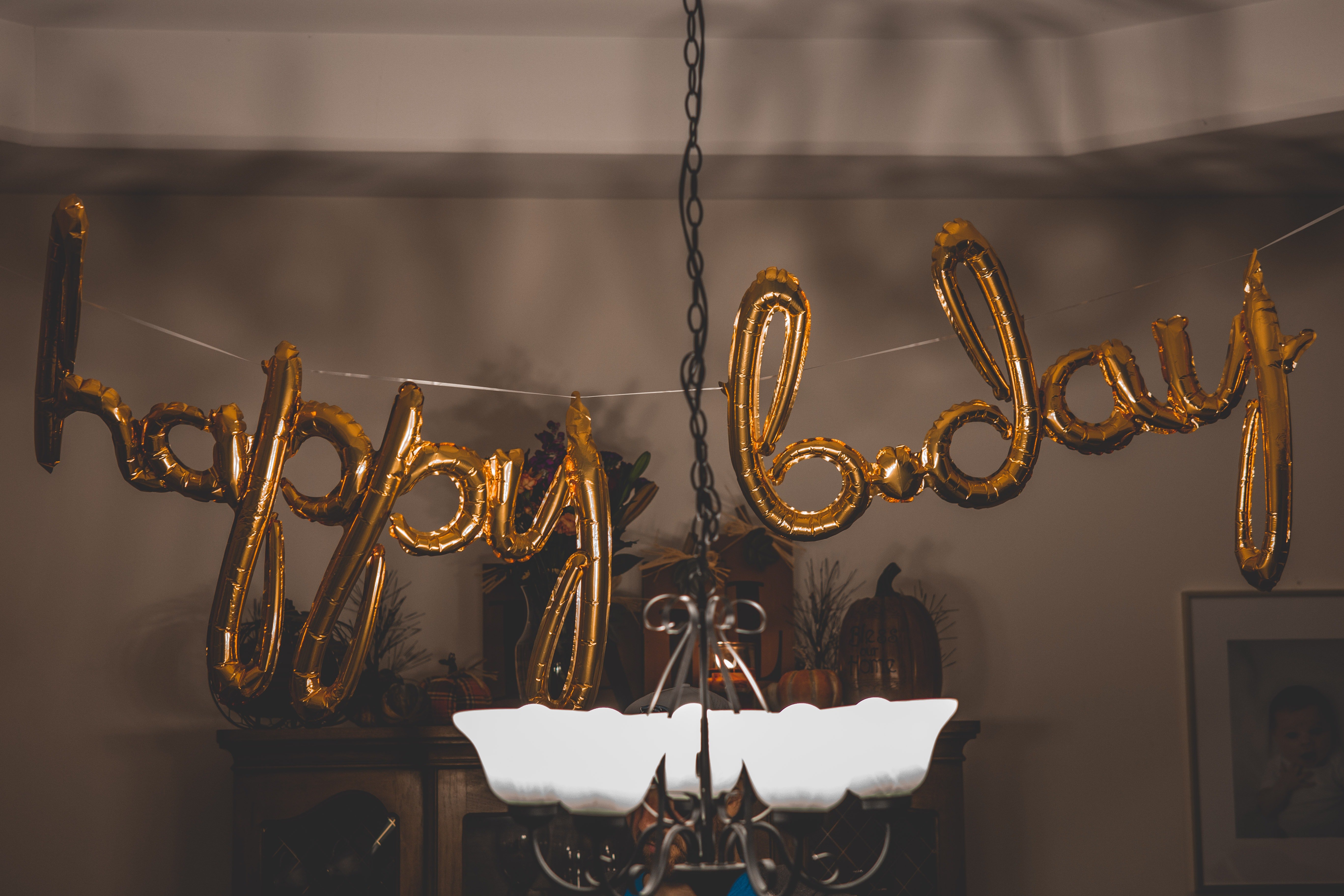 Feliz cumpleaños escrito con globos. | Foto: Pexels