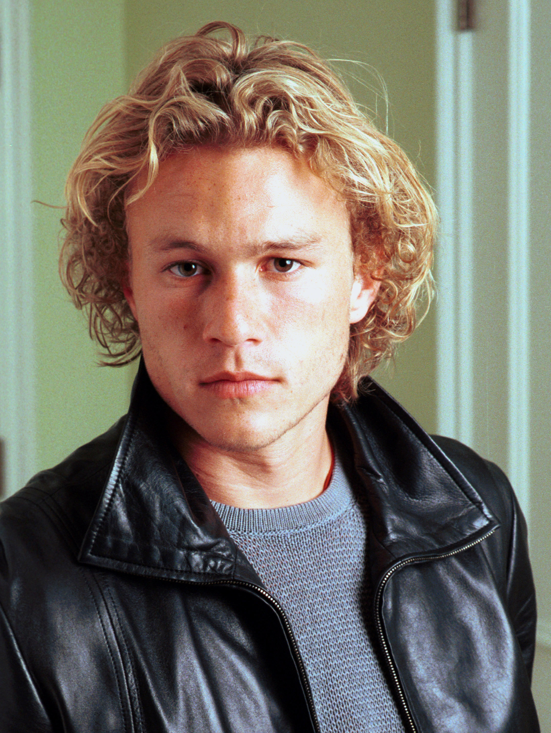 Heath Ledger posing for a photograph in Beverly Hills, California on June 9, 2000 | Source: Getty Images