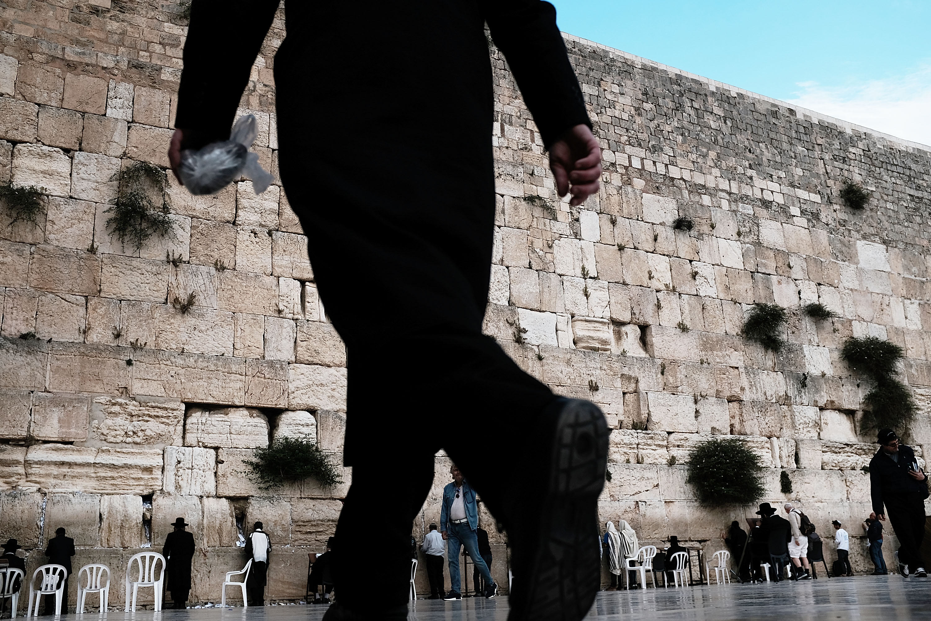 Hombres rezando en el Muro de los Lamentos || Fuente: Getty Images Hombres rezando en el Muro de los Lamentos || Fuente: Getty Images