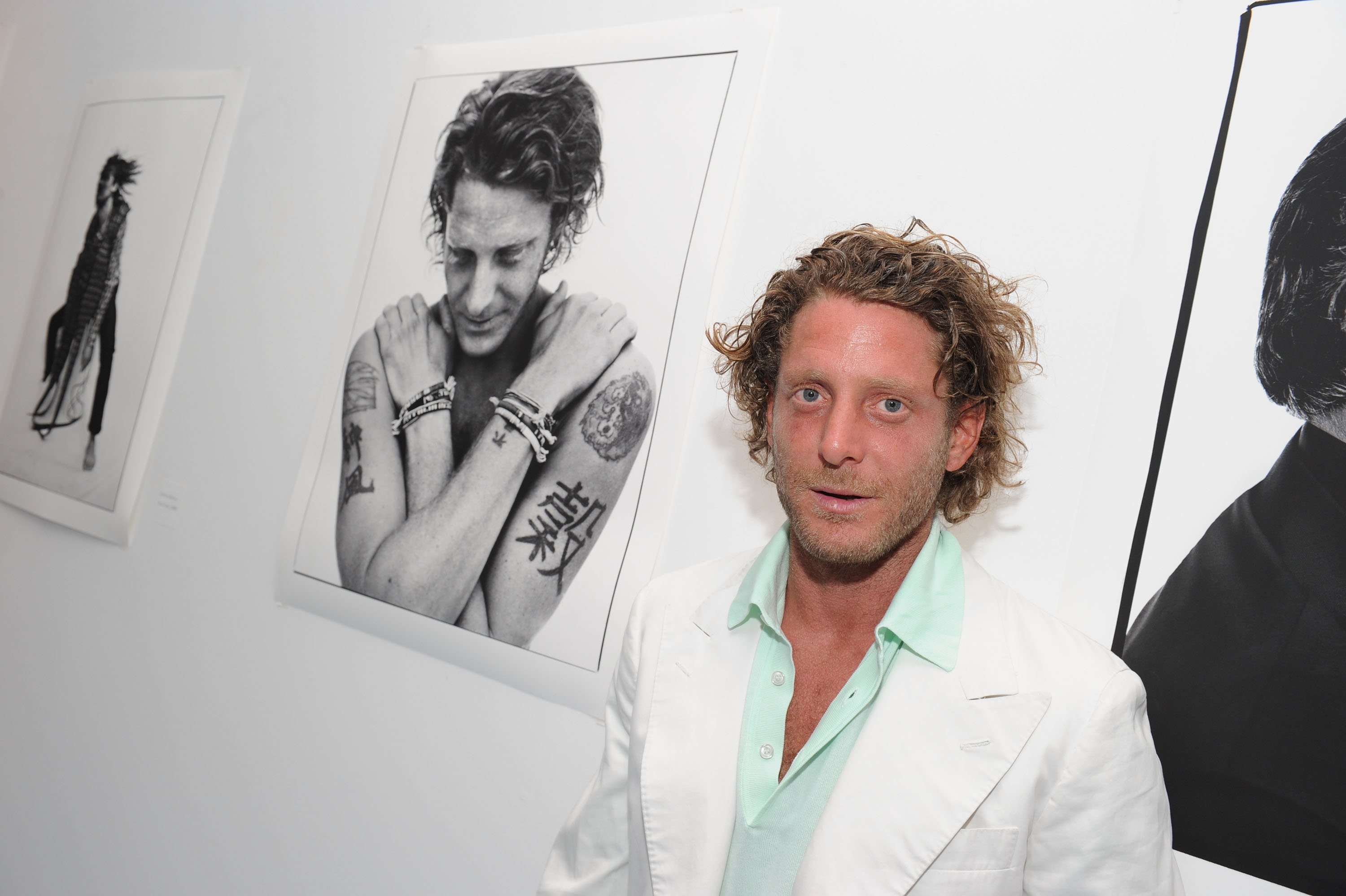 Lapo Elkann en la exposición fotográfica de Francesco Carrozzini en la Galería Diane Von Furstenberg el 2 de mayo de 2010 en la ciudad de Nueva York. | Foto: Getty Images
