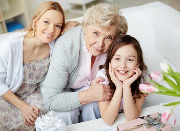 Une petite-fille avec sa mère et sa grand-mère. | Photo: Freepik Une petite-fille avec sa mère et sa grand-mère. | Photo: Freepik