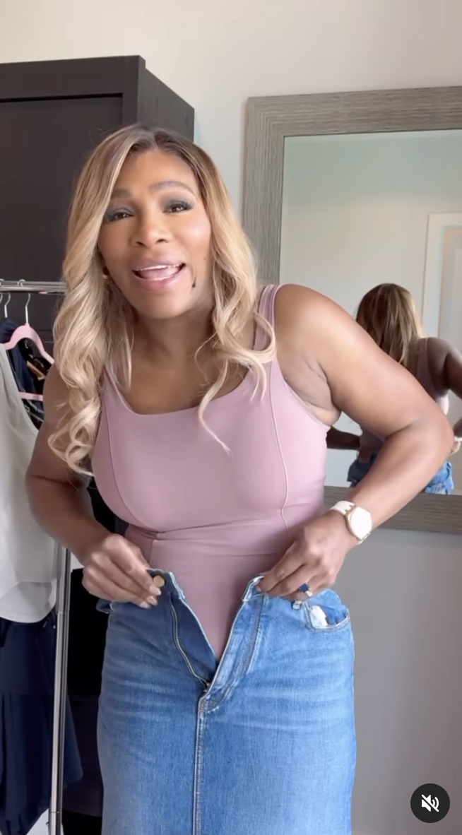 Serena Williams tries to button up her Valentino denim skirt, as seen in a video dated July 1, 2024 | Source: Instagram/serenawilliams