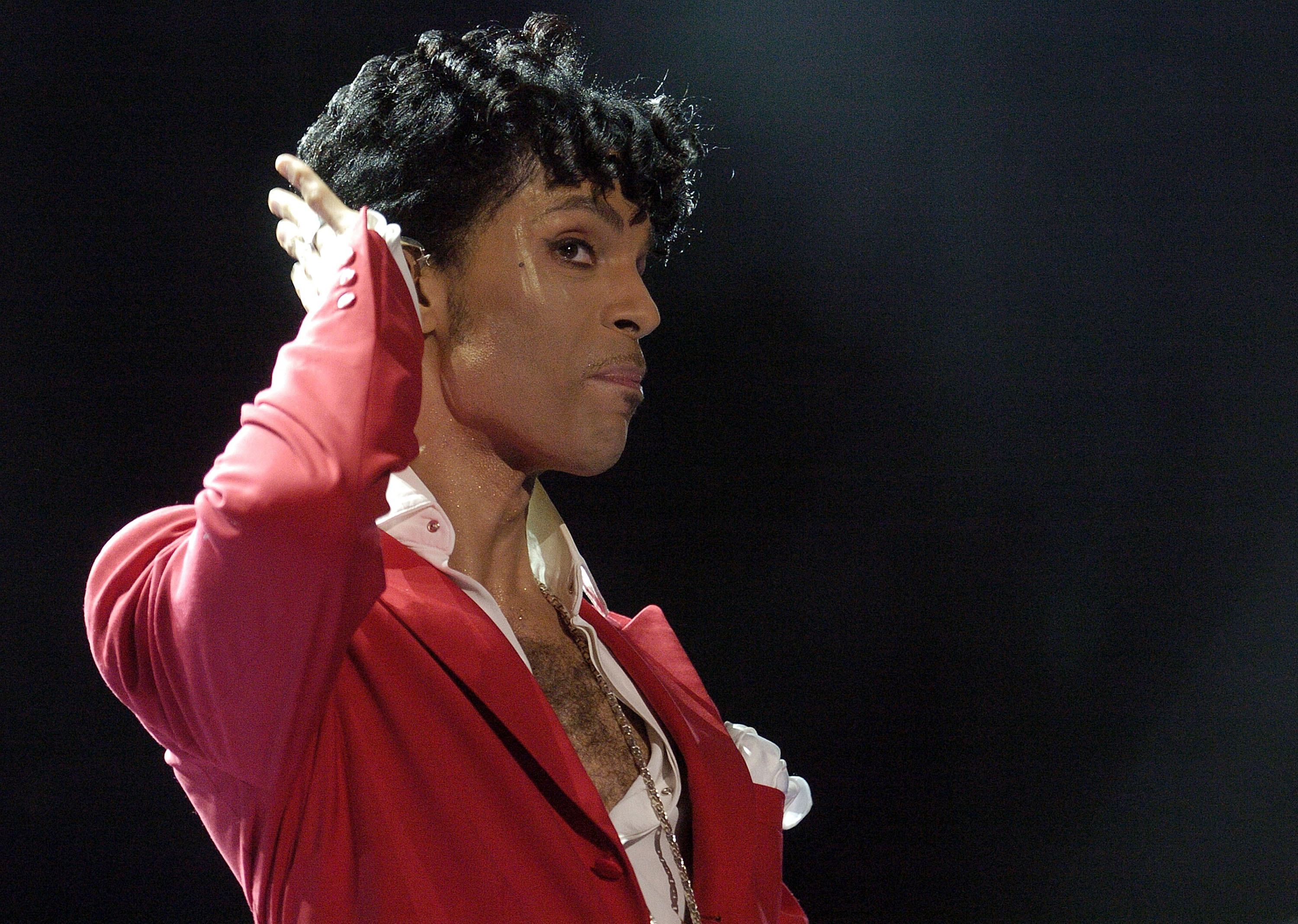 Prince performs during the 10th Anniversary Essence Music Festival on July 2, 2004 in New Orleans, Louisiana | Source: Getty Images