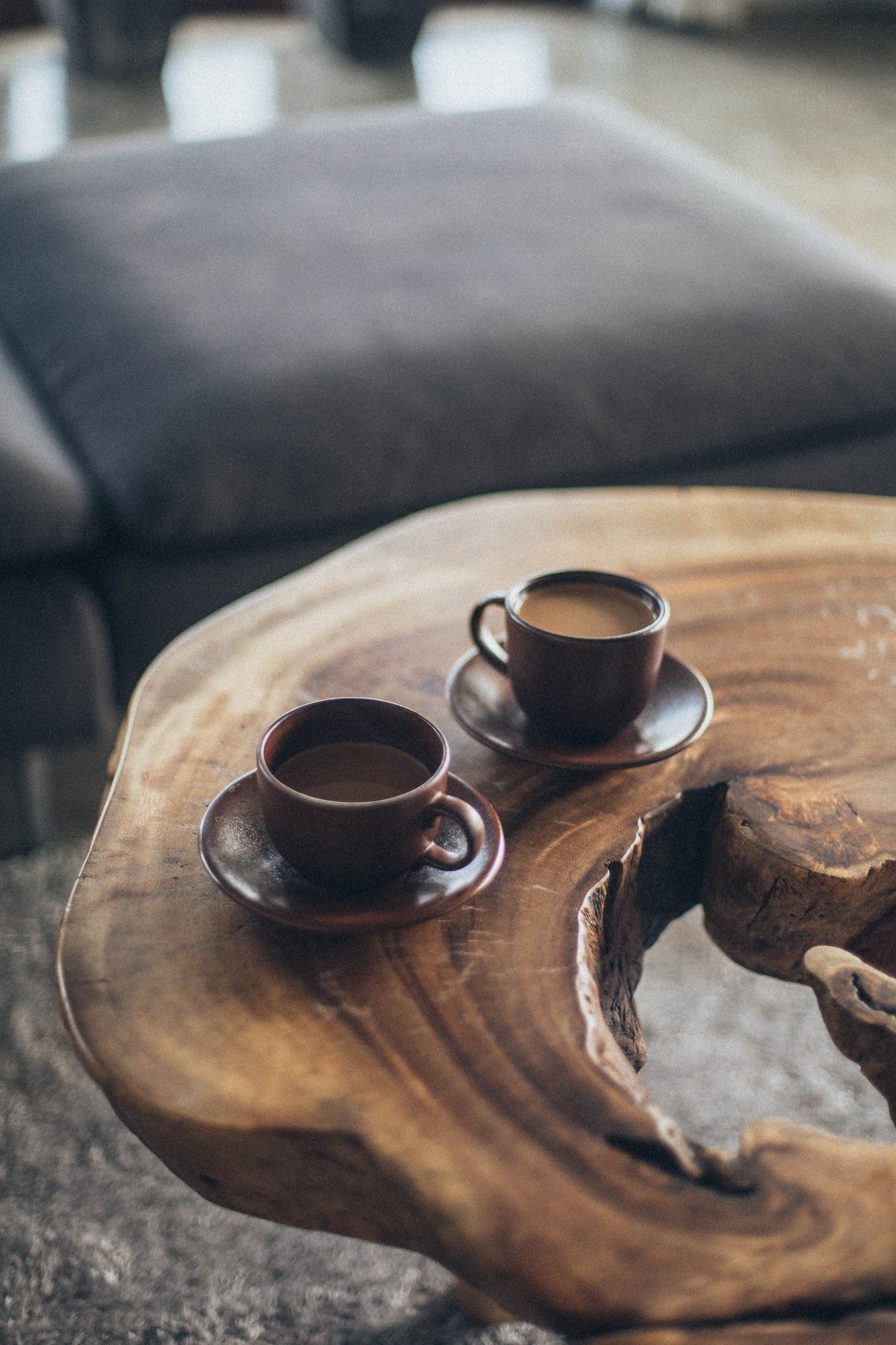Dos tazas de café sobre una pequeña mesa. | Foto: Pexels