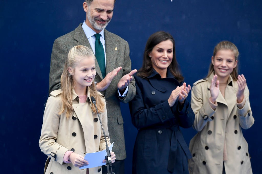 La princesa Leonor, el rey Felipe VI, la reina Letizia y la Infanta Sofía de España, el 19 de octubre de 2019 en Asiegu, España. | Foto: Getty Images La princesa Leonor, el rey Felipe VI, la reina Letizia y la Infanta Sofía de España, el 19 de octubre de 2019 en Asiegu, España. | Foto: Getty Images