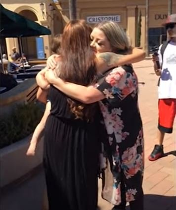 Brittanny Bigley y Amanda Stiles fundidas en un abrazo. | Foto: Captura de Youtube/Caters Clips