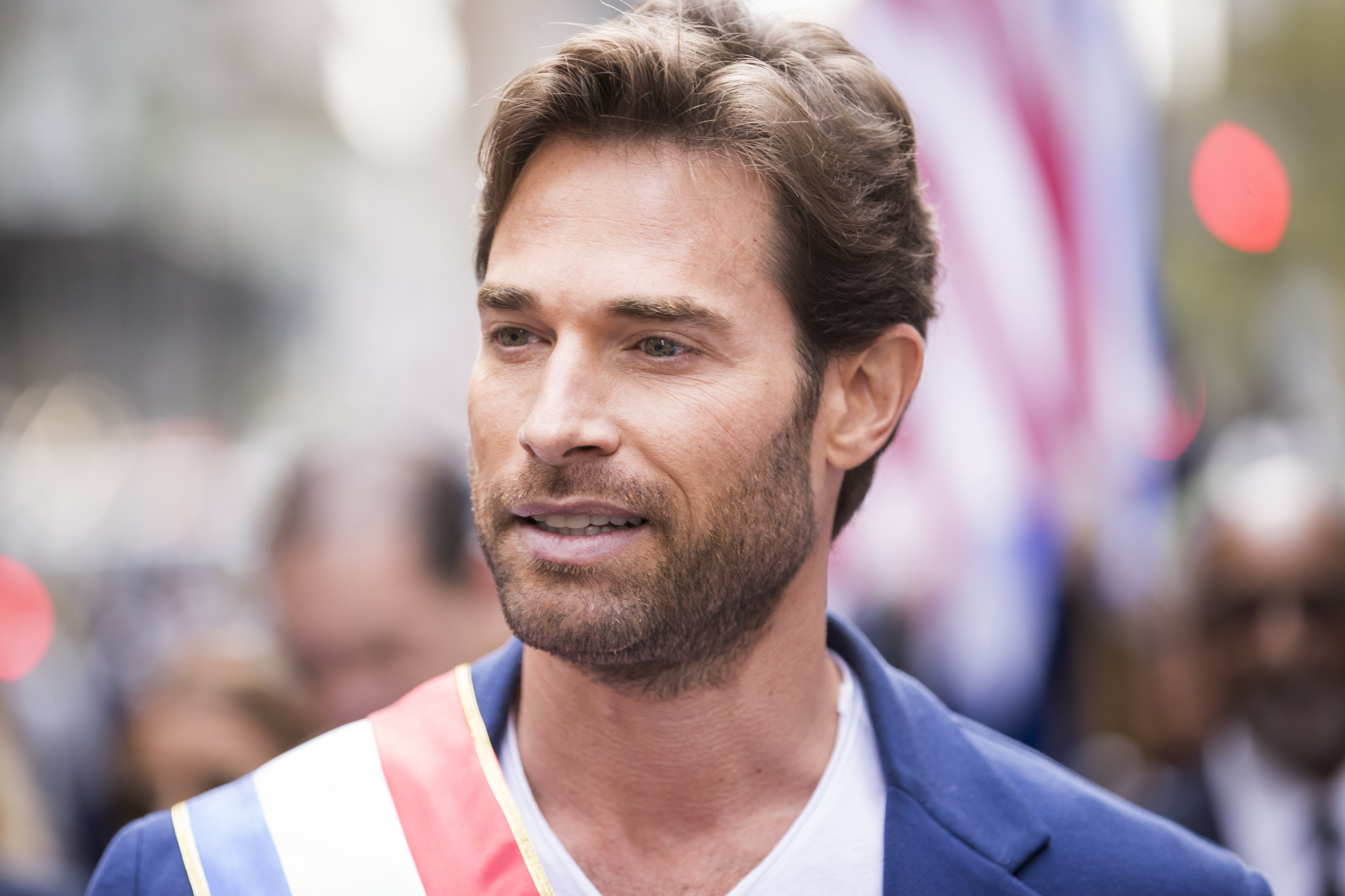 Sebastián Rulli en el 55° Hispanic Day Parade, Manhattan, octubre de 2019. | Foto: Getty Images