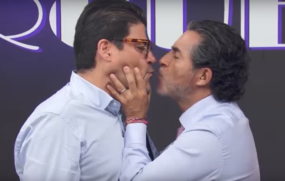 Raúl Araiza dándole un beso a "El Burro". | Foto: Youtube/Hoy Raúl Araiza dándole un beso a "El Burro". | Foto: Youtube/Hoy