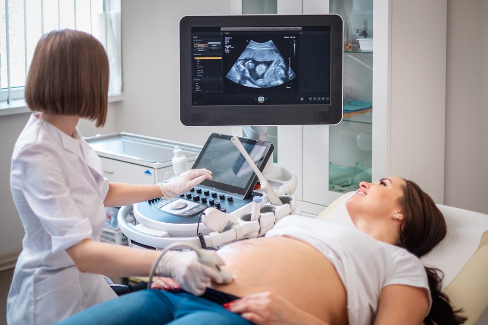 Doctora realizando una ecografía a una mujer embarazada. | Foto: Shutterstock