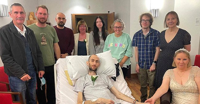 Family gathers around an ill man and his new wife as they tie the knot in the hospital | Photo: Facebook/lynne.male