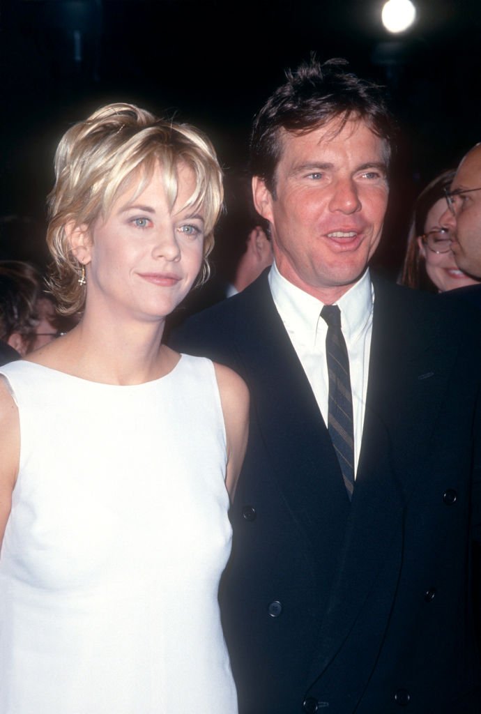 Schauspielerin Meg Ryan und Ehemann Schauspieler Randy Quaid kommen während der Hollywood-Premiere von "French Kiss" am 1. Mai 1995 an | Quelle: Getty Images