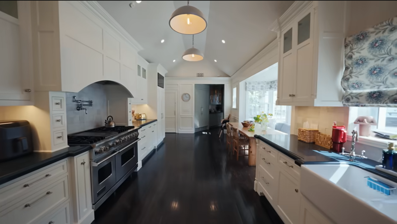 The sunny kitchen perfectly mirrors this television-inspired layout. | Source: YouTube/@Archdigest