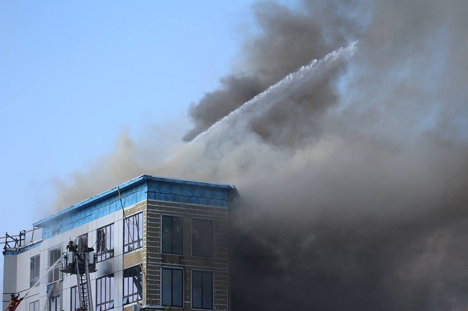 Bomberos intentando apagar el incendio en un edificio. | Foto: Pixabay