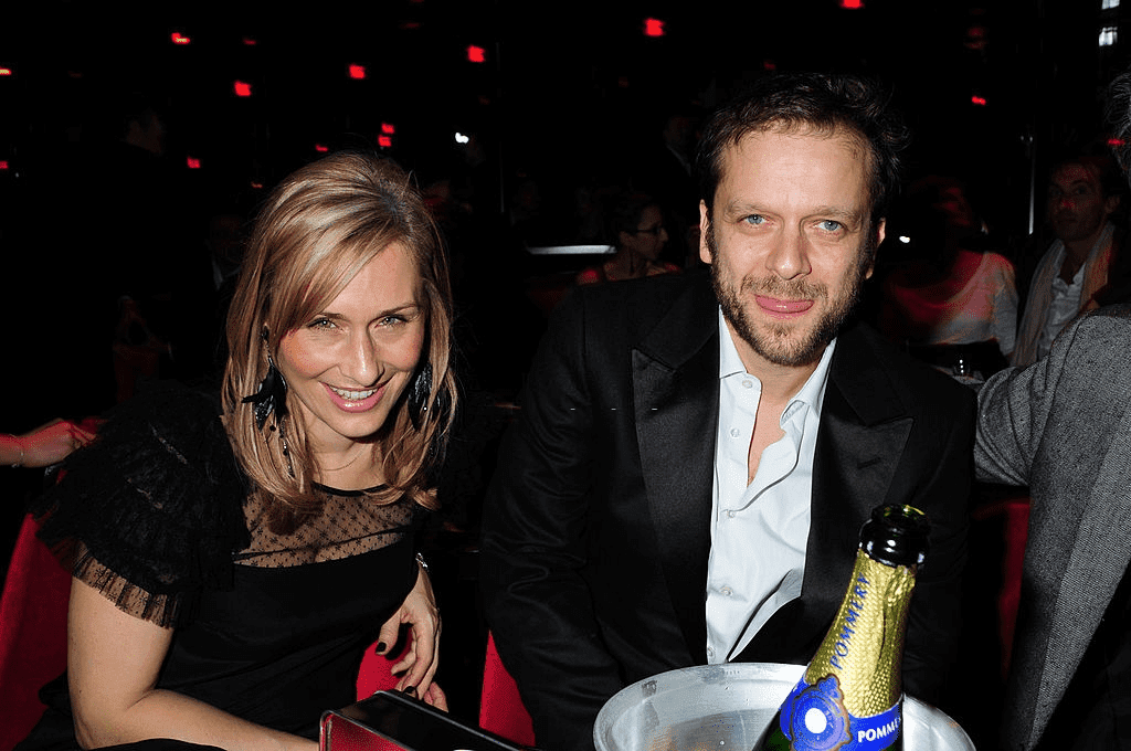 La réalisatrice/scénariste Elodie Hesme et l'acteur Jonathan Zaccaï participent à la fête belge du Crazy Horse le 20 novembre 2010 à Paris, France. | Photo : Getty Images