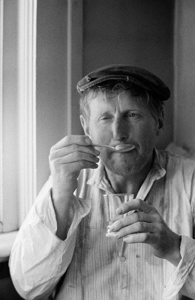 L'acteur français Bourvil à la maison avec sa famille en France, le 5 octobre 1972 . |Photo : Getty Images