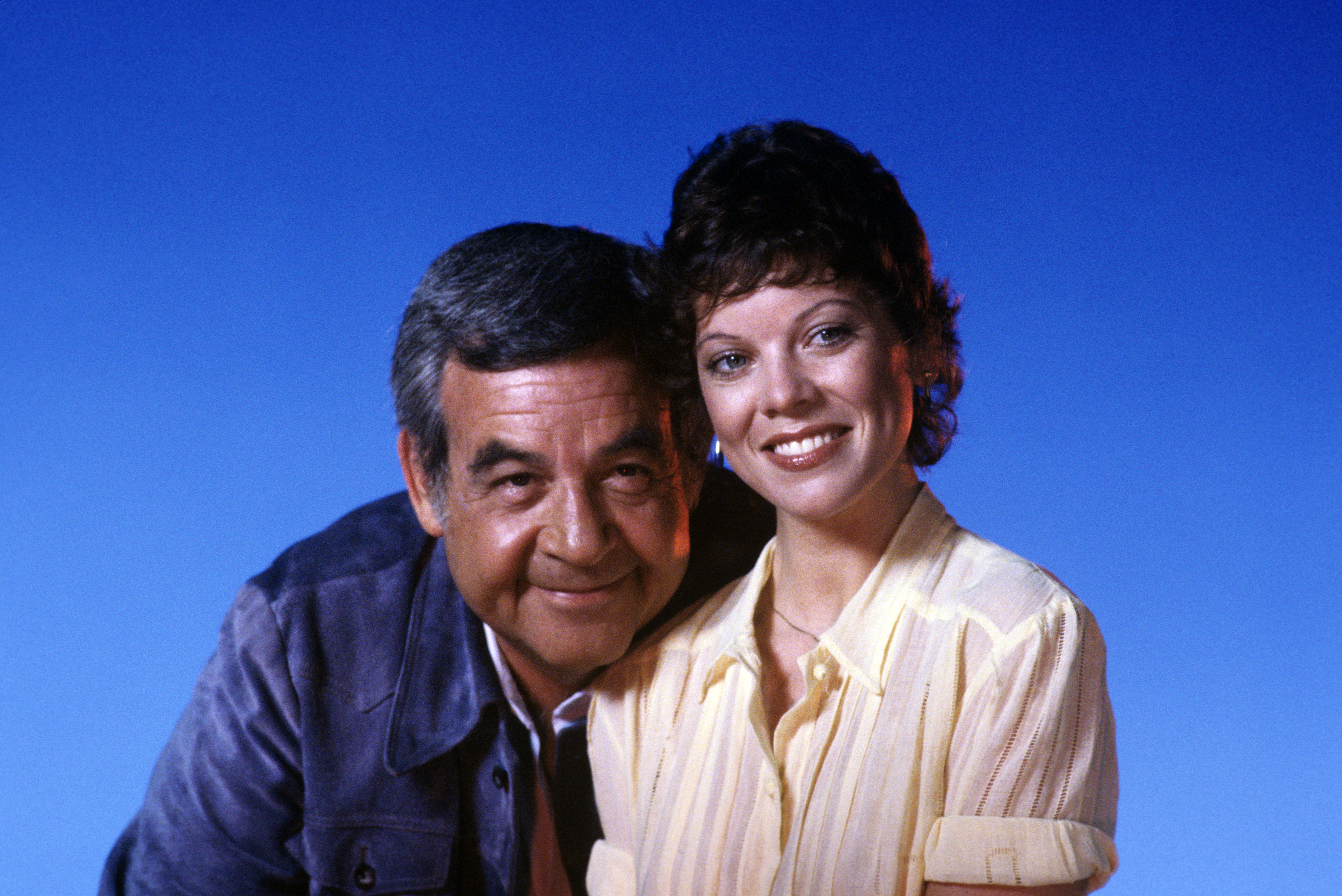 Actor Tom Bosley and actress Erin Moran on the set of "Happy Days" in 1981 | Source: Getty Images